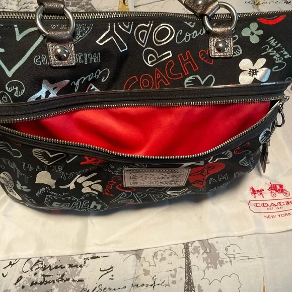 Coach Poppy C Glam Graffiti Hearts Shoulder Bag EUC - Picture 9 of 9